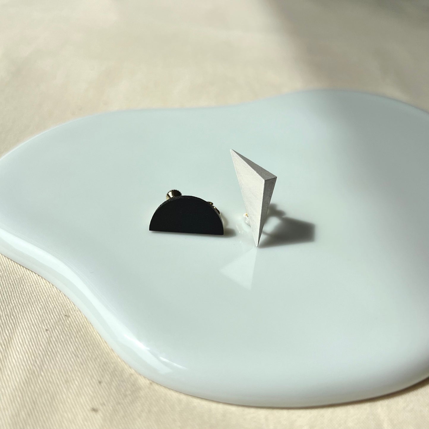 不等辺三角形ピアス ピンク