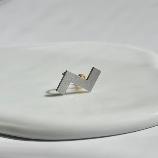 ステップイヤリング　ライトグレー