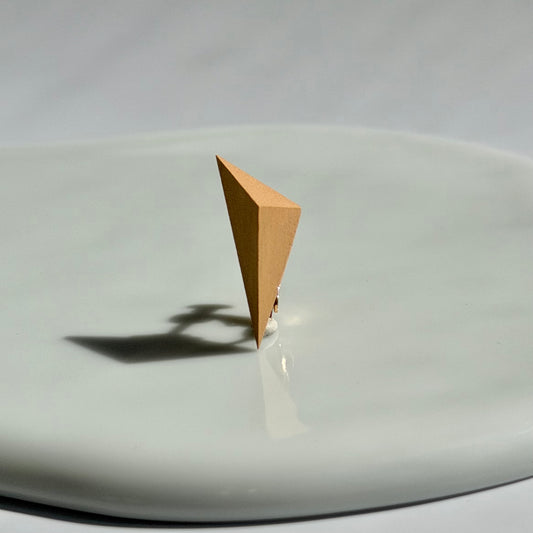 不等辺三角形イヤリング　ペールアプリコット