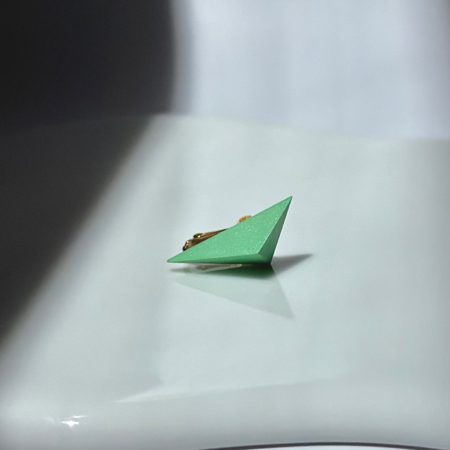 不等辺三角形イヤリング　エメラルドグリーン
