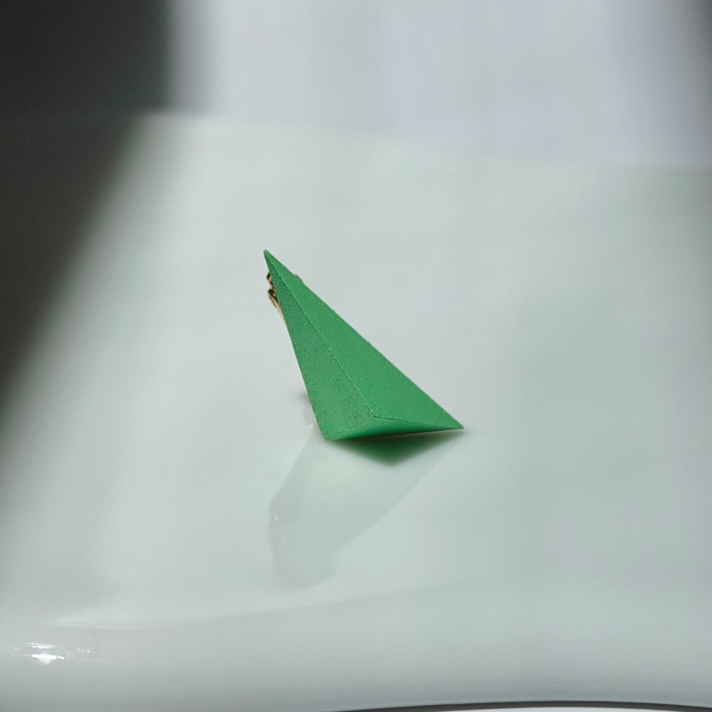 不等辺三角形イヤリング　エメラルドグリーン