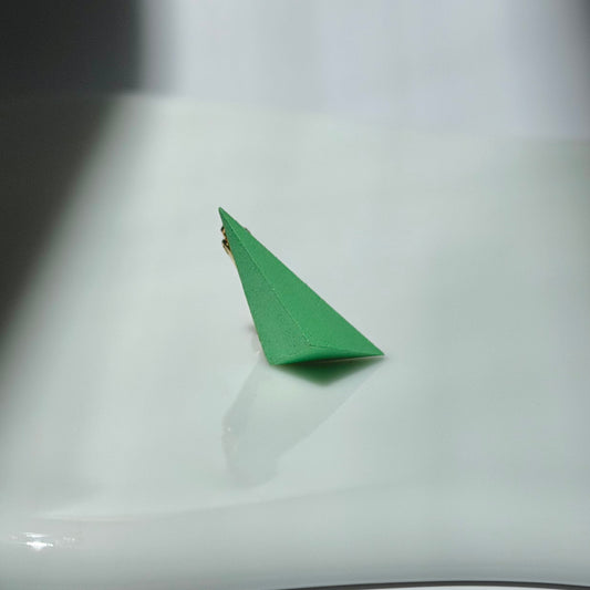 不等辺三角形イヤリング　エメラルドグリーン
