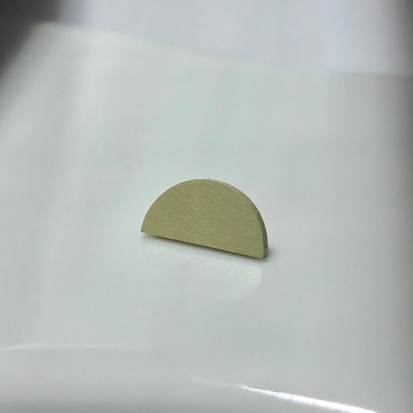 半円ピアス　エッグシェルグリーン