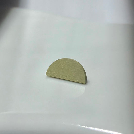 半円ピアス　エッグシェルグリーン