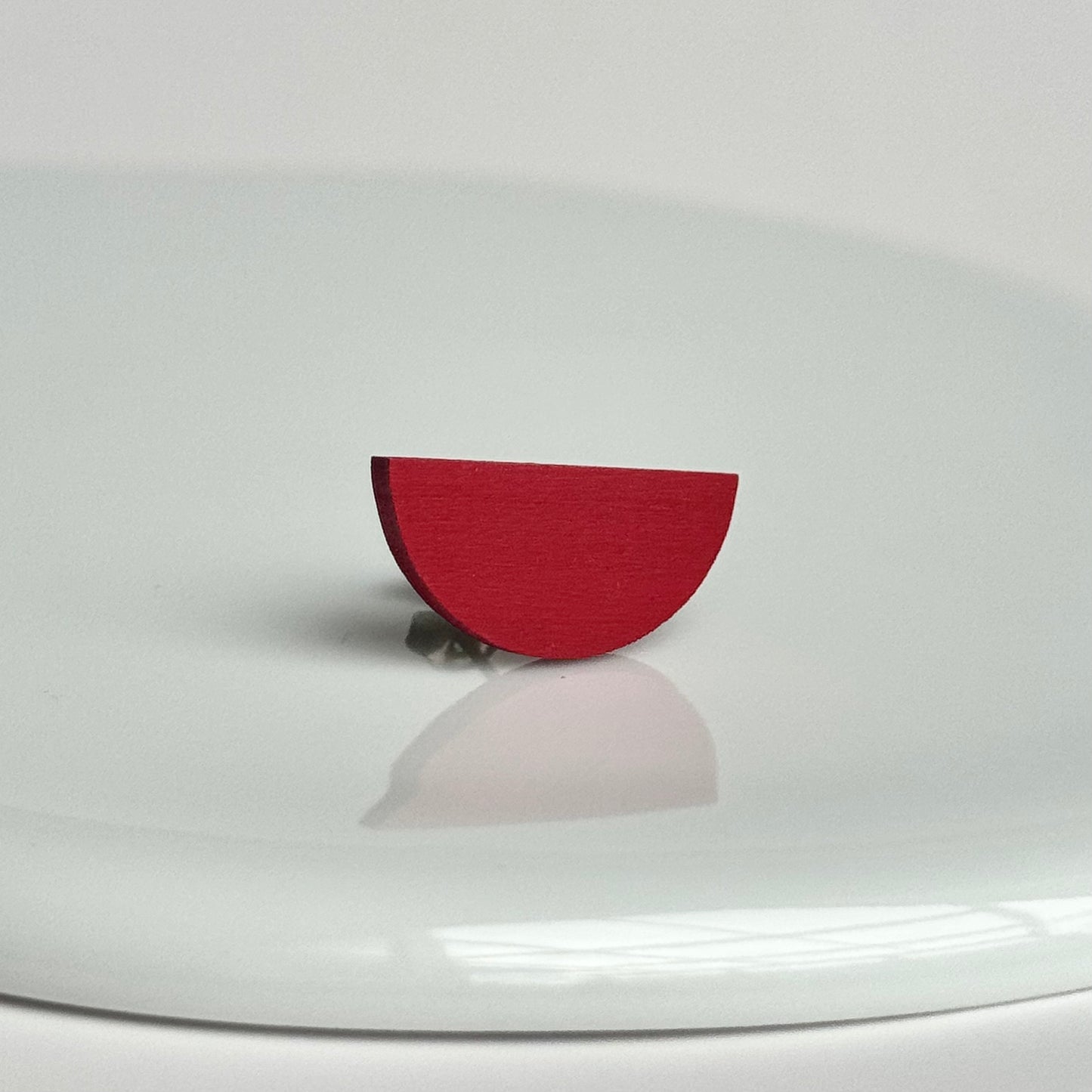 半円ピアス　レッド