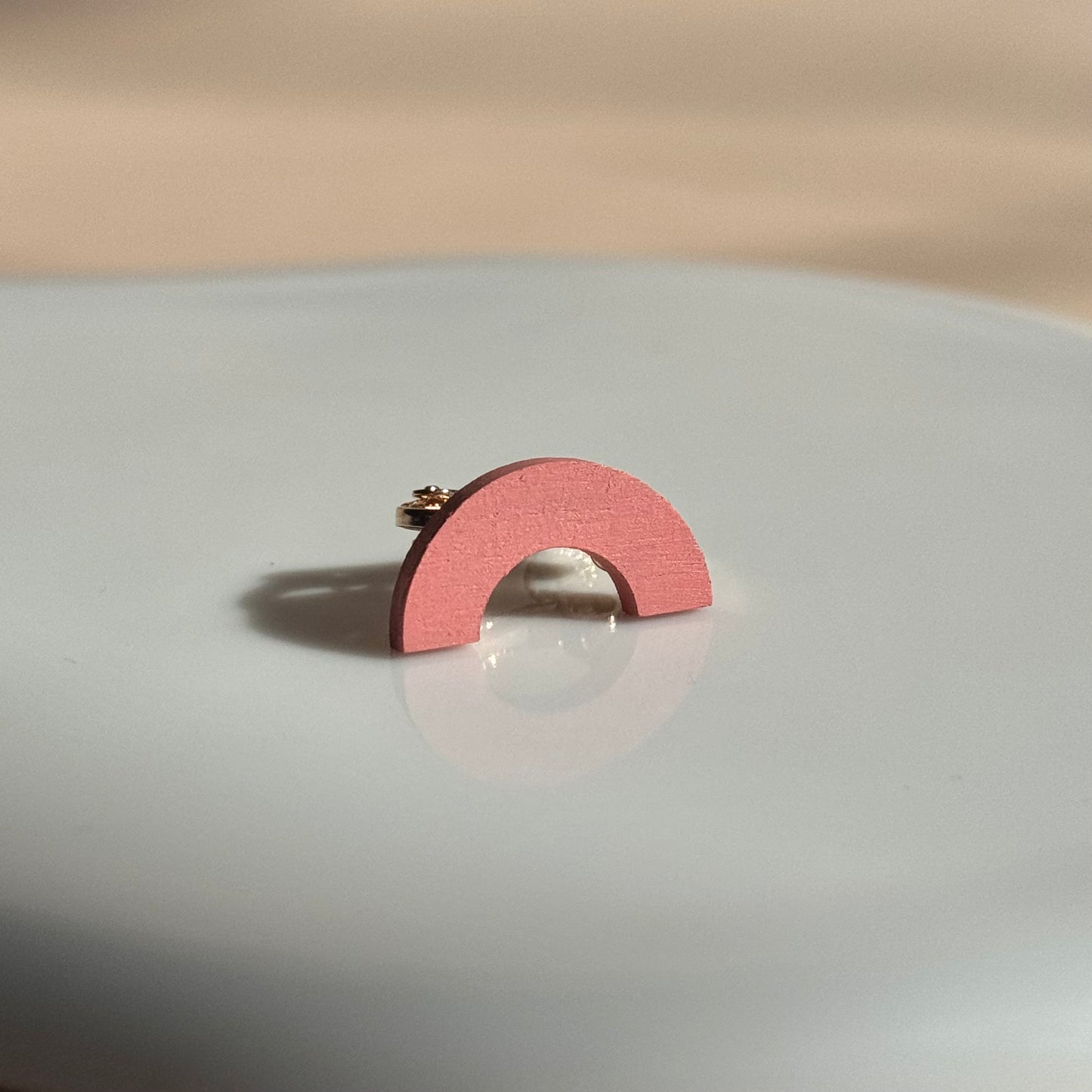 アーチイヤリング　コーラルピンク