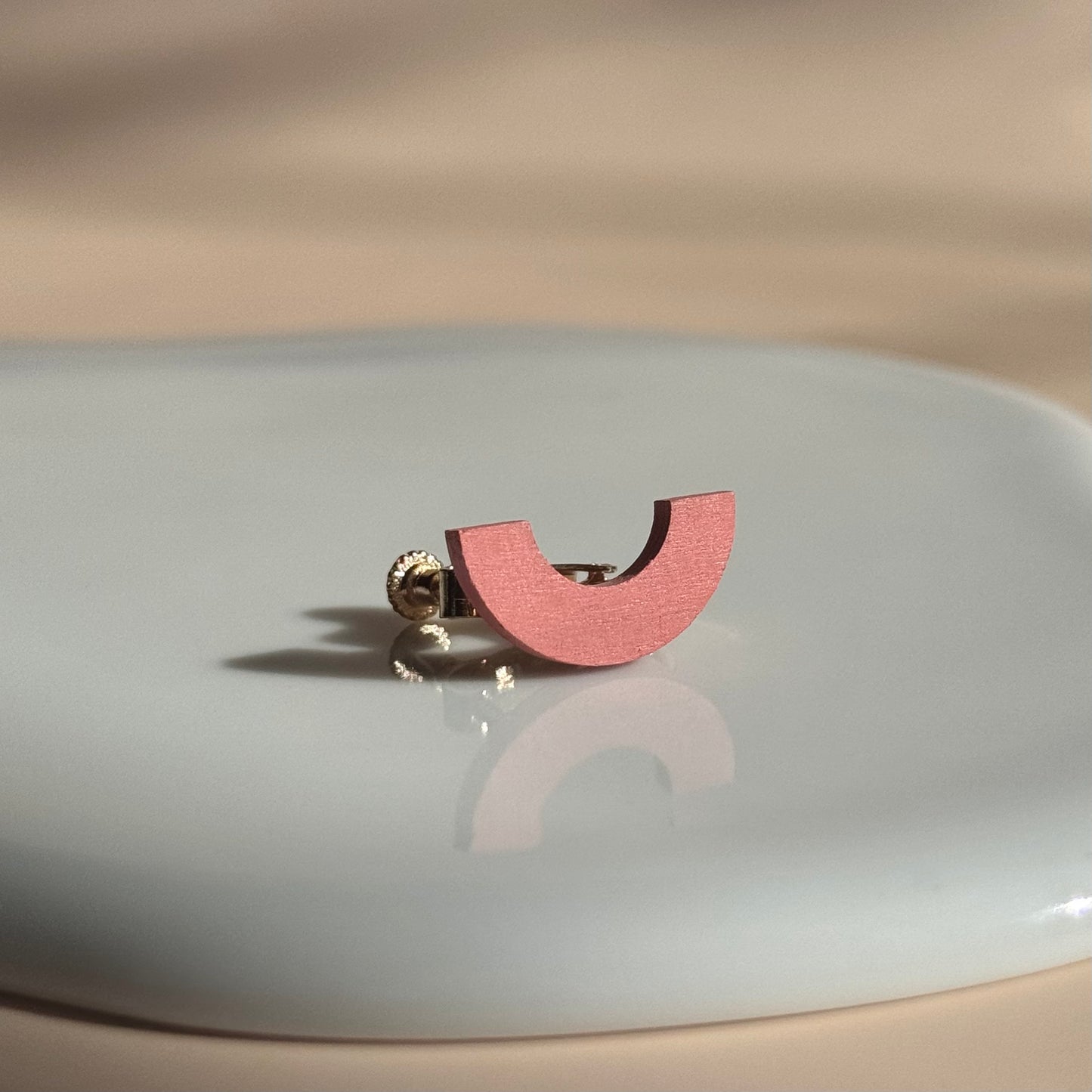 アーチイヤリング　コーラルピンク