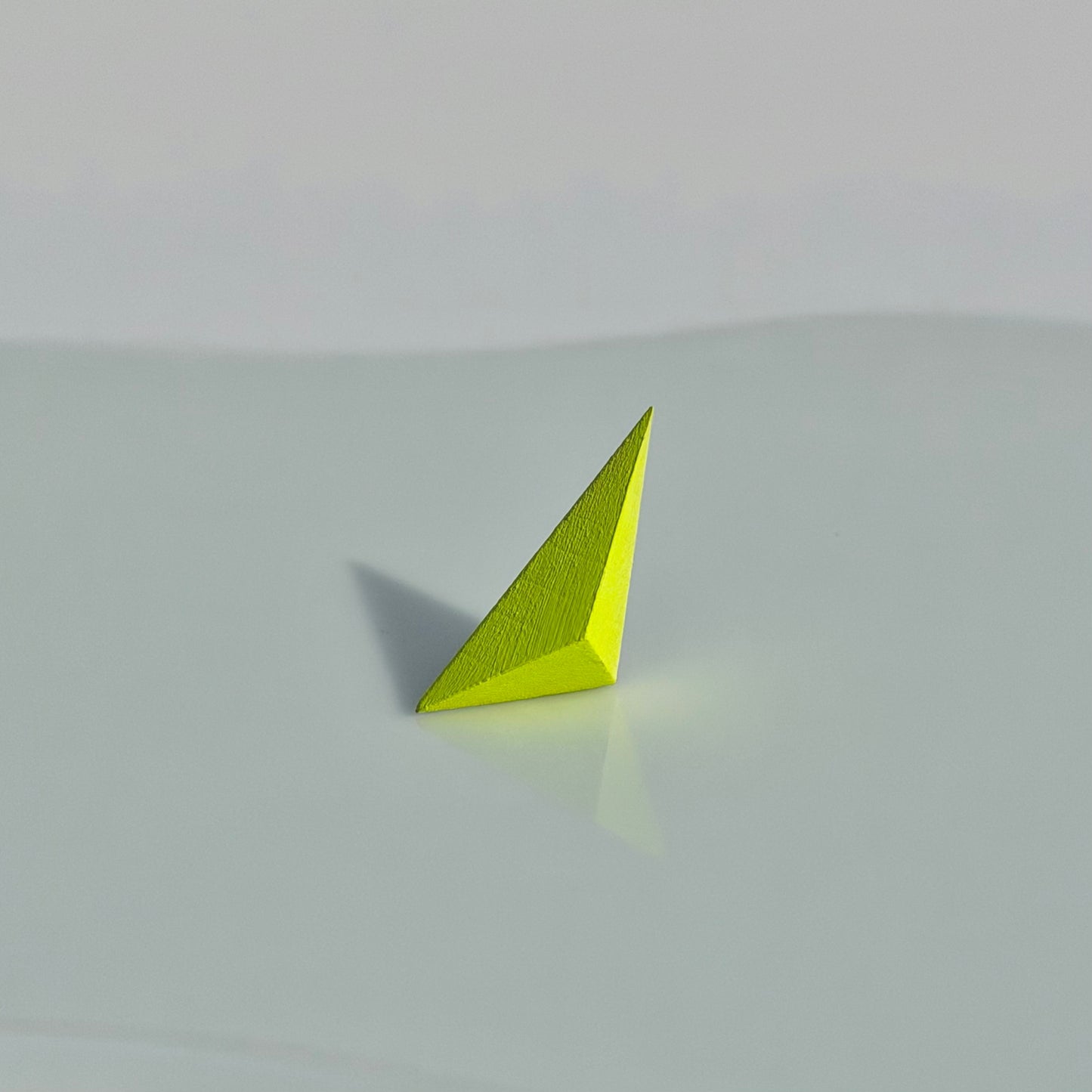 不等辺三角形ピアス　ネオンイエロー