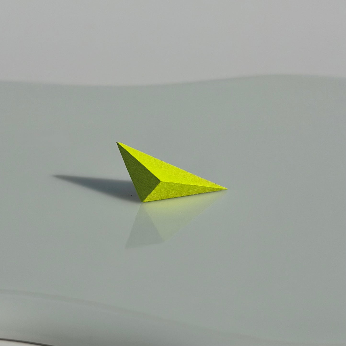 不等辺三角形ピアス　ネオンイエロー