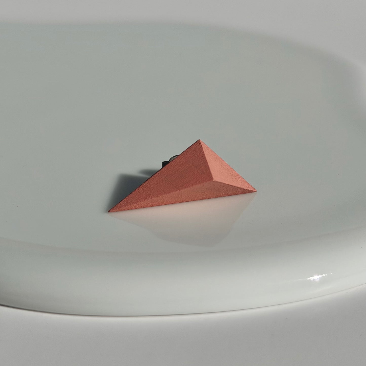 不等辺三角形ピアス　コーラルピンク