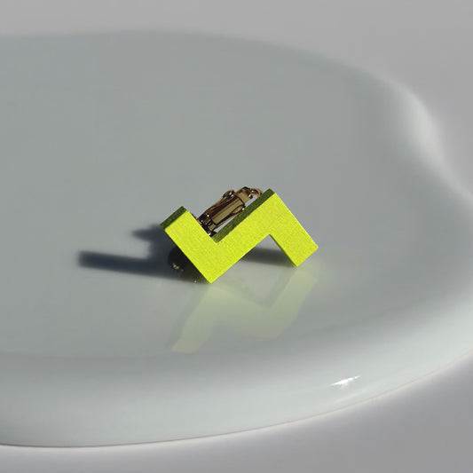 ステップイヤリング　ネオンイエロー