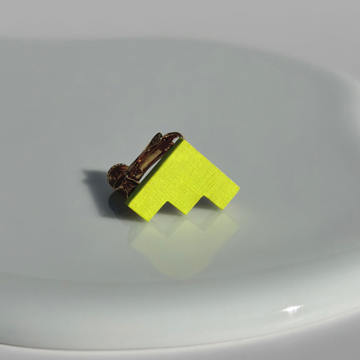 ステアーズイヤリング　ネオンイエロー