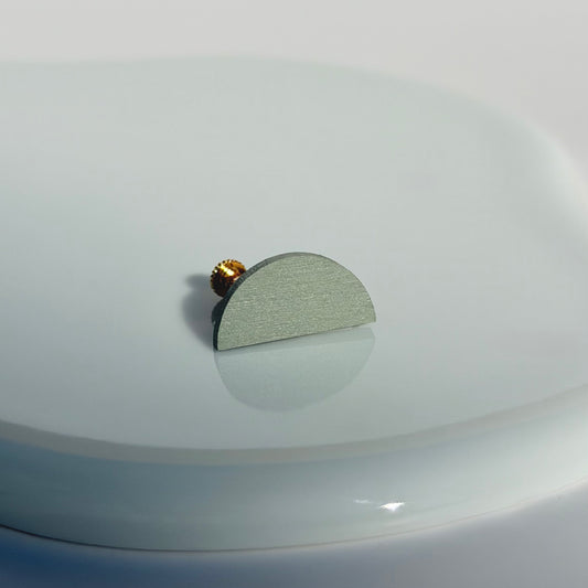 半円イヤリング　エッグシェルグリーン